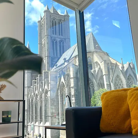 Historic Centre - Belfry & St Nicholas Church View アパート
