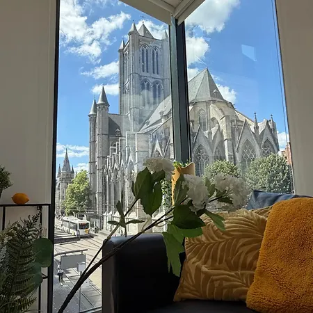 Historic Centre - Belfry & St Nicholas Church View アパート